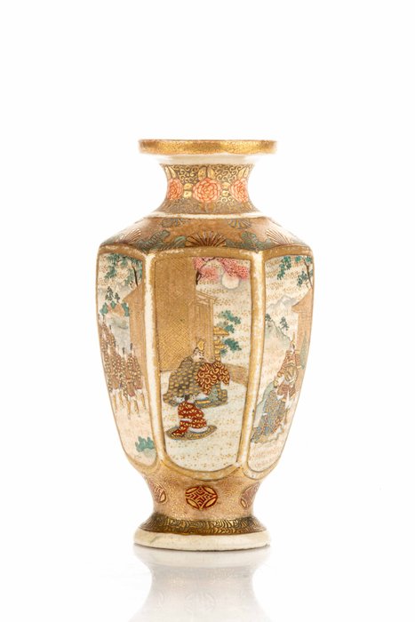 Vase - Keramik En miniature sekskantet Satsuma-vase med samurai og scener fra det daglige liv - Japan - Meiji-perioden (slutningen af det 19 århundrede)