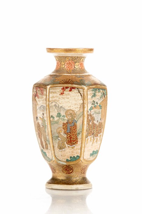 Vase - Keramik En miniature sekskantet Satsuma-vase med samurai og scener fra det daglige liv - Japan - Meiji-perioden (slutningen af det 19 århundrede)