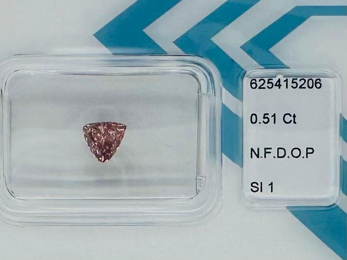 1 pcs Diamant  (Naturfarvet)  - 051 ct - Trekant - Fancy deep Lyserød Orange - SI1 - International Gemological Institute (IGI)