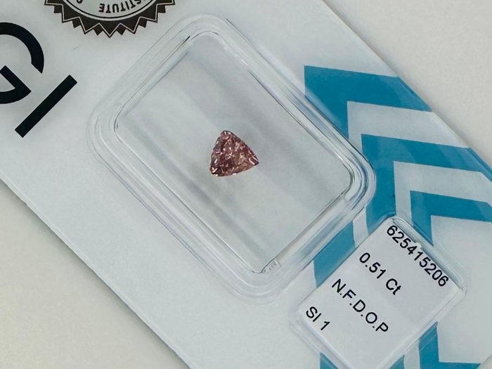 1 pcs Diamant  (Naturfarvet)  - 051 ct - Trekant - Fancy deep Lyserød Orange - SI1 - International Gemological Institute (IGI)