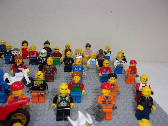 Lego - Minifigurer - 80 Lego minifigures + 2 Lego moto's