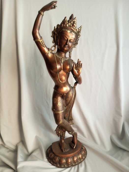 Skulptur Large Antique Nepalese Brass Dancing Tara - 55 cm - Kobber Messing Metal - 1980