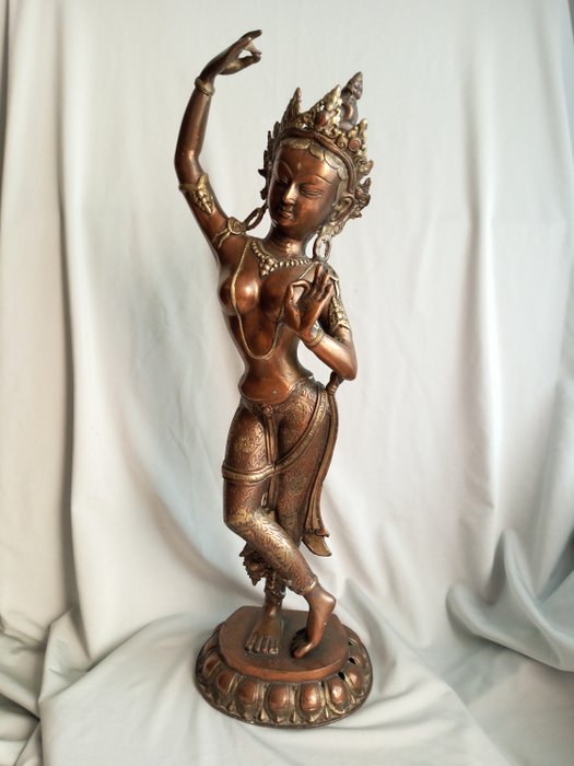 Skulptur Large Antique Nepalese Brass Dancing Tara - 55 cm - Kobber Messing Metal - 1980