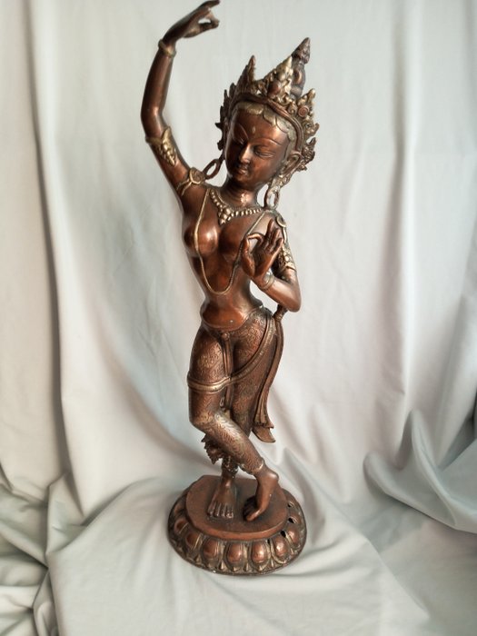 Skulptur Large Antique Nepalese Brass Dancing Tara - 55 cm - Kobber Messing Metal - 1980