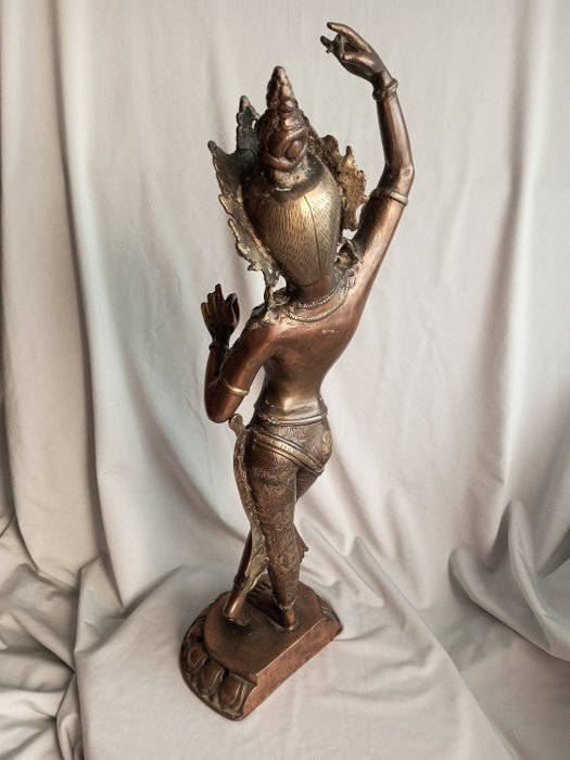 Skulptur Large Antique Nepalese Brass Dancing Tara - 55 cm - Kobber Messing Metal - 1980