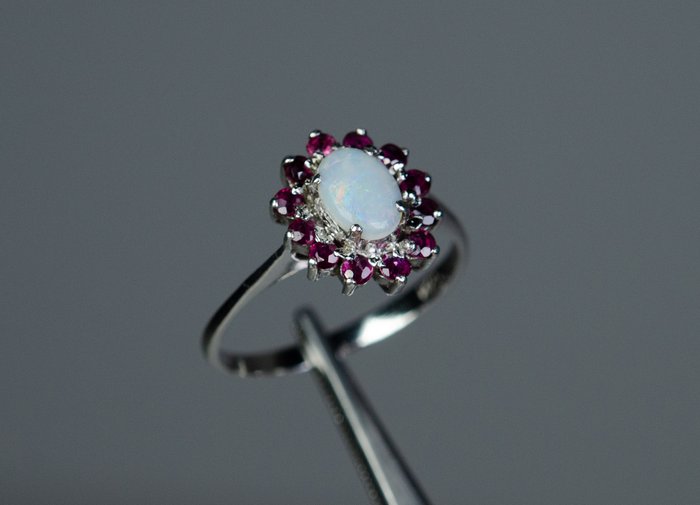 Ingen mindstepris - Ring - 925 sølv - opal - 0,40 ct rubiner