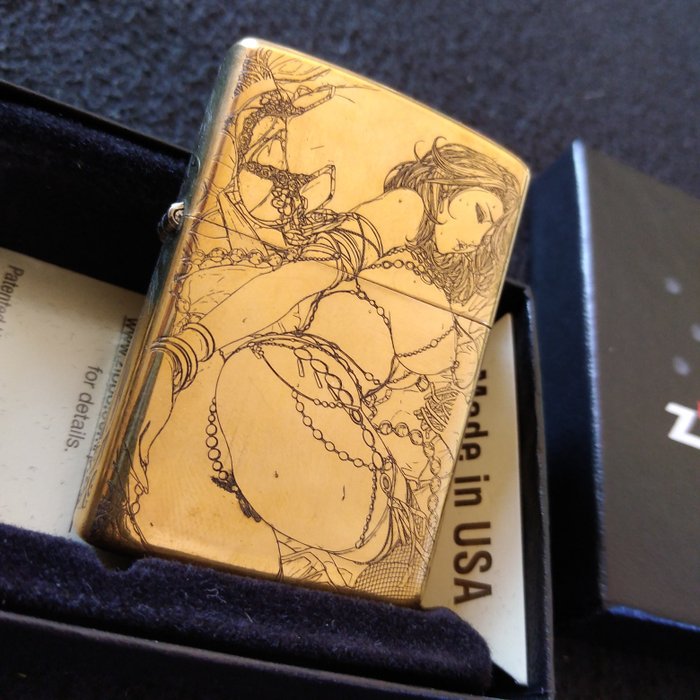 Zippo - 5D Busty Sexy Girl - golden brass armor case - neu - Lommelighter - Stål (rustfrit)