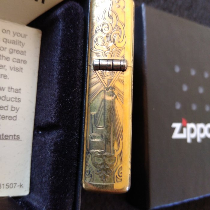 Zippo - 5D Busty Sexy Girl - golden brass armor case - neu - Lommelighter - Stål (rustfrit)