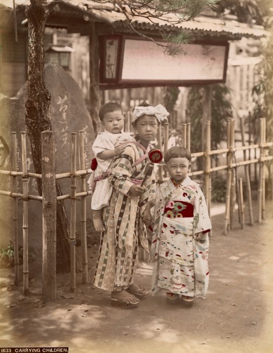 Kusakabe Kimbei Farsari et divers Yokohama School - "Carrying children"