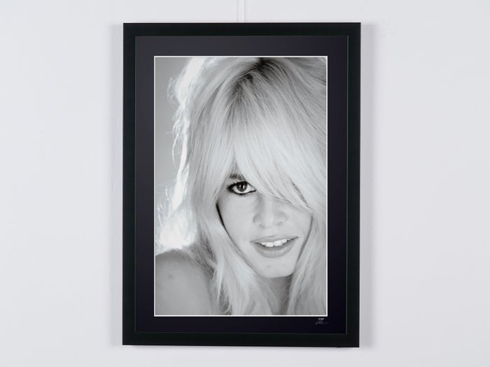 Brigitte Bardot 1964 - Fine Art Photography - Luxury Wooden Framed 70X50 cm  - Limited Edition Nr 03 of 20- Serial ID 30466 - Original Certificate (COA), Hologram Logo Editor and QR Code - 100% New items.