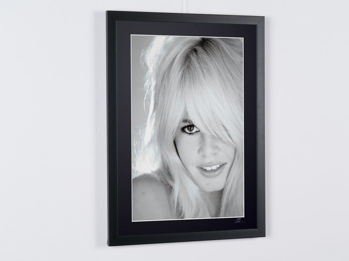 Brigitte Bardot 1964 - Fine Art Photography - Luxury Wooden Framed 70X50 cm  - Limited Edition Nr 03 of 20- Serial ID 30466 - Original Certificate (COA), Hologram Logo Editor and QR Code - 100% New items.