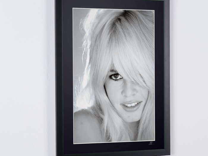 Brigitte Bardot 1964 - Fine Art Photography - Luxury Wooden Framed 70X50 cm  - Limited Edition Nr 03 of 20- Serial ID 30466 - Original Certificate (COA), Hologram Logo Editor and QR Code - 100% New items.