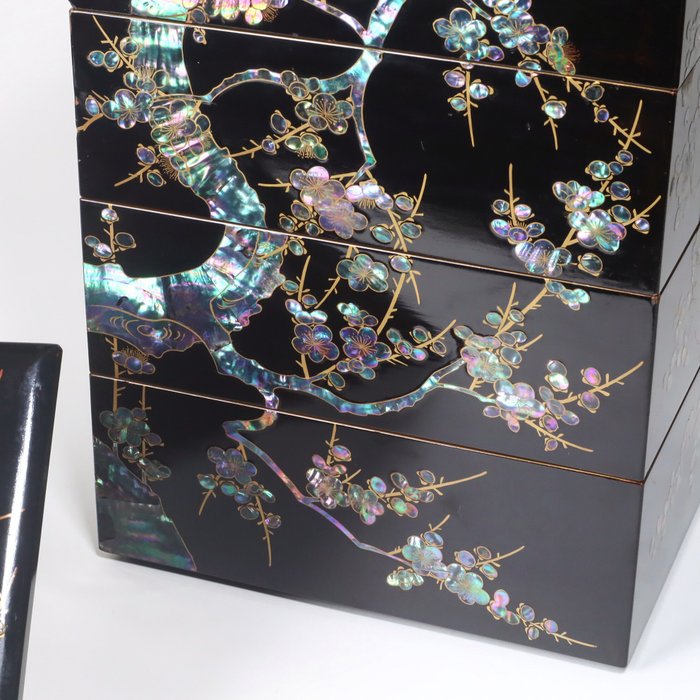 Plum Blossom Design Mother-of-Pearl Inlay 4-Tier Jubako 重箱 Bento Box with Wooden Box - Boks - Lakeret træ