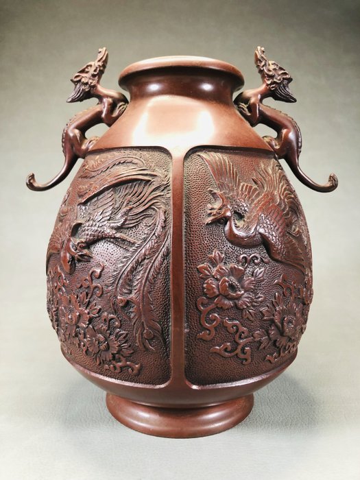 Vase - Bronze En vase indgraveret med flyvende fønikser - Japan  (Ingen mindstepris)