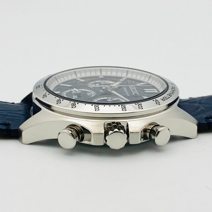 Seiko - Seiko Chronograph Dark Blue Dial 100m. Date Tachymeter - Ingen mindstepris - Mænd - 2011-nu