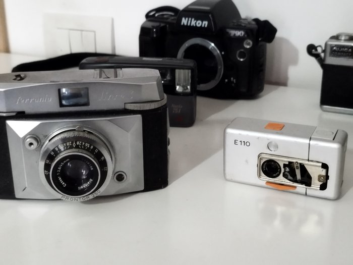 Ilford, Mamiya, Minolta, Nikon, Rollei Lotto di 7 macchiine fotografiche non testate o da riparare Analogt kamera