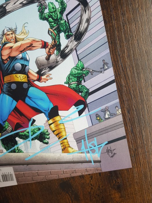 Thor #21 Key Issue :  - 1st Full App God of Hammers - Signed by creator Donny Cates and cover artist Crees Lee - With COA - 1 Signed comic/2022