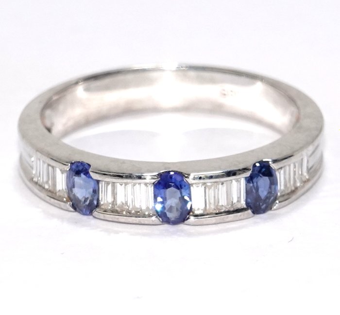 Ring - 14 karat Hvidguld -  0.93ct. tw. Diamant (Natur)  - Safir - Gratis ændring af størrelse EU 52-62