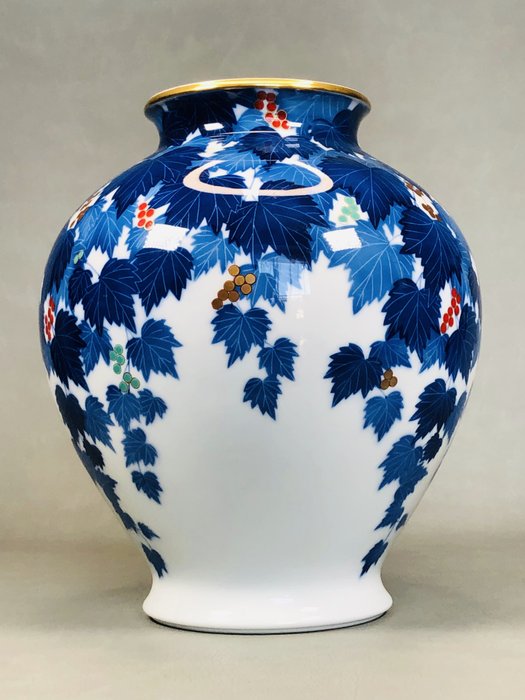 Vase - Porcelæn, Druedesignvase fra Koransha 香蘭社 - Japan - Farvning af druer 染錦葡萄  (Ingen mindstepris)