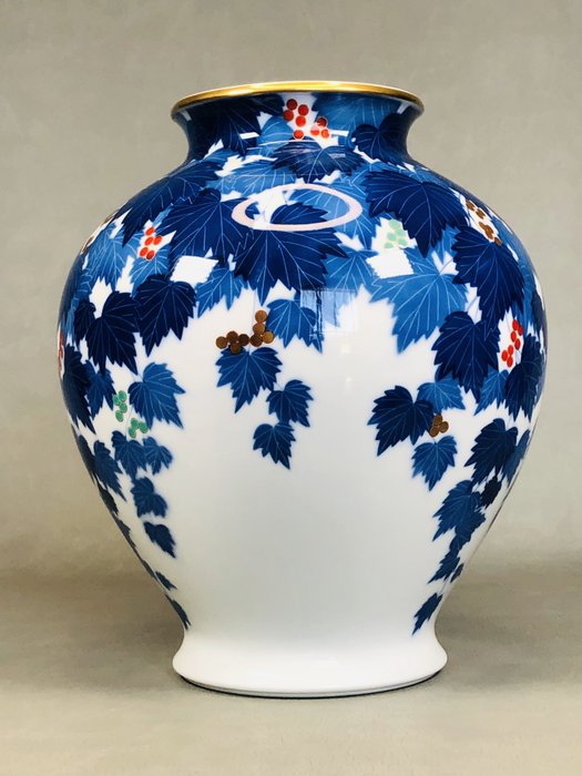 Vase - Porcelæn, Druedesignvase fra Koransha 香蘭社 - Japan - Farvning af druer 染錦葡萄  (Ingen mindstepris)