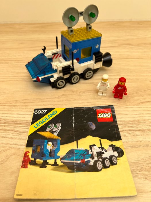 Lego - Space - 6927 + 6825 + baseplate - Lot All Terrain Vehicle + Cosmic Comet + baseplate - 1980-1990