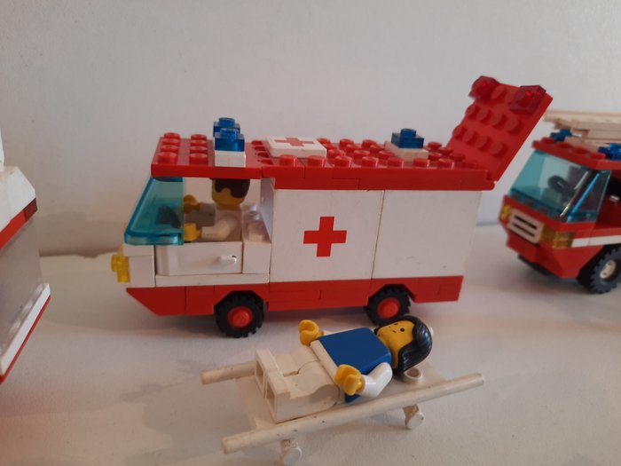 Lego - Town - 6590+6688+6593 - Vacation Camper+Ambulance+Blaze Battler