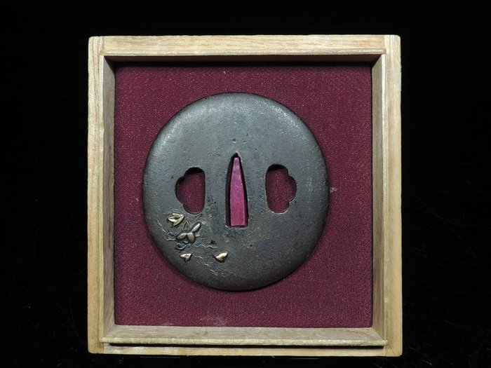 Blomsterdesign Tsuba - Edo-perioden (1600-1868)