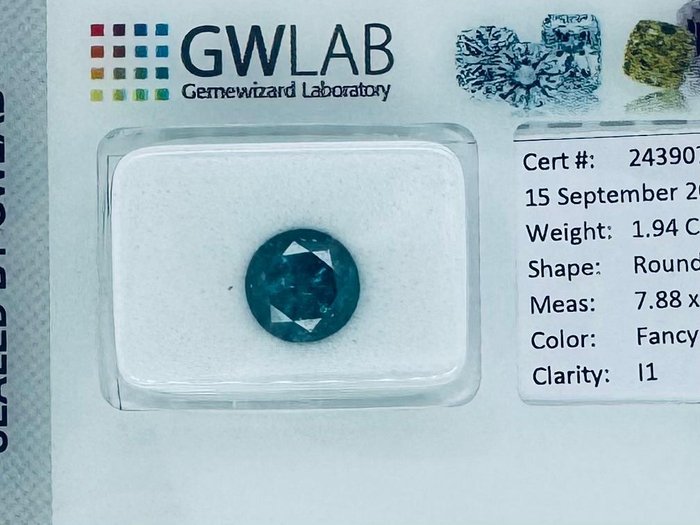 Ingen mindstepris - 1 pcs Diamant  (Farvebehandlet)  - 1.94 ct - Rund - Fancy vivid Blå - I1 - Gemewizard Gemological Laboratory (GWLab)