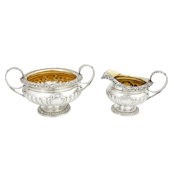 Charles Bendy (1822) - Scottish provincial silver large sugar bowl and milk jug embossed with scrolls and roses - Sukker og fløde sæt (2) - .925 sølv