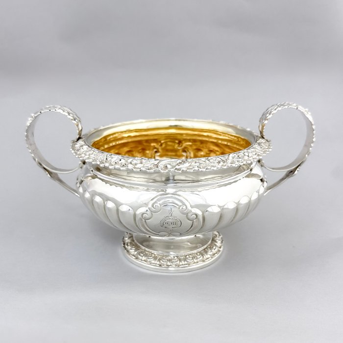 Charles Bendy (1822) - Scottish provincial silver large sugar bowl and milk jug embossed with scrolls and roses - Sukker og fløde sæt (2) - .925 sølv