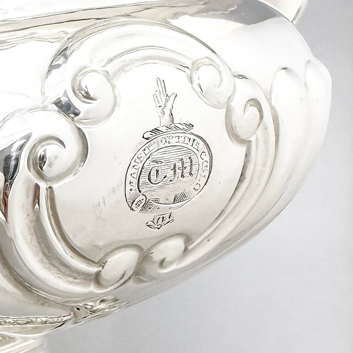 Charles Bendy (1822) - Scottish provincial silver large sugar bowl and milk jug embossed with scrolls and roses - Sukker og fløde sæt (2) - .925 sølv