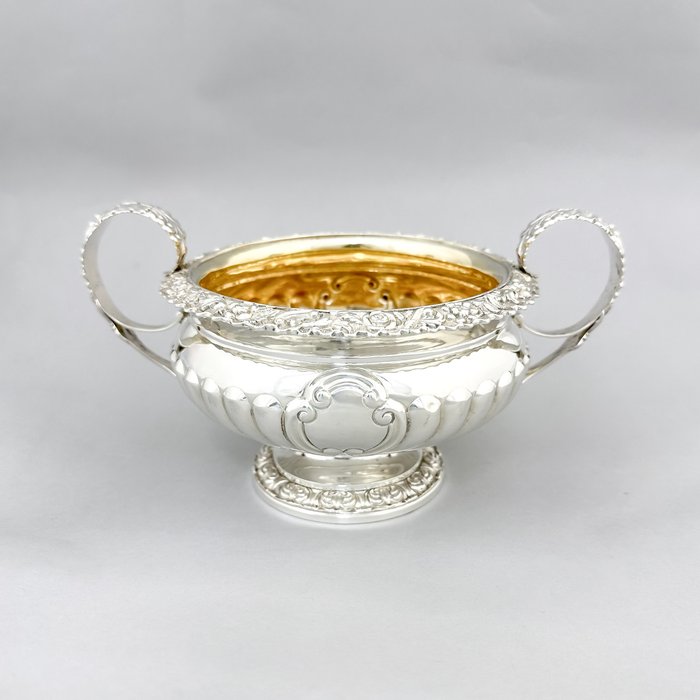 Charles Bendy (1822) - Scottish provincial silver large sugar bowl and milk jug embossed with scrolls and roses - Sukker og fløde sæt (2) - .925 sølv