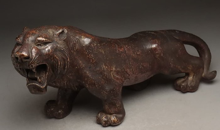 udsøgt Shigaraki ware figur med titlen "Mouko" repræsenterer en kraftfuld tiger - Bronze - 1900-2000