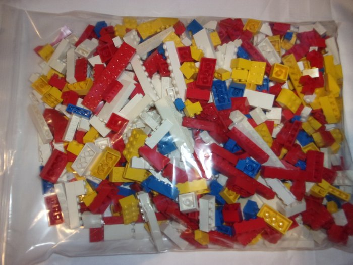 Lego - Assorti - 4,5kg (netto) Lego "klassieke" stenen - ideaal voor een gebouw of sculptuur - rood - wit - blauw -