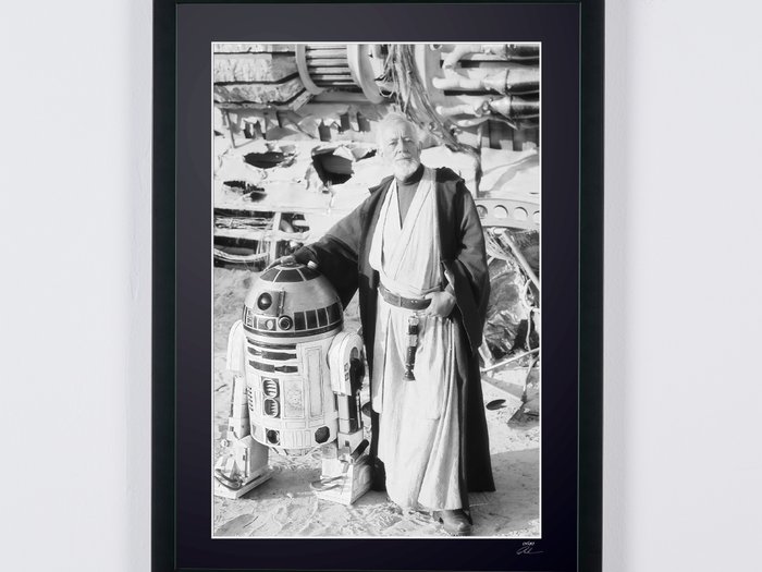 Star Wars Episode IV: A New Hope, Alec Guinness as « Ben Obi-Wan Kenobi » and R2-D2 - Fine Art Photography - Luxury Wooden Framed 70X50 cm - Limited Edition Nr 01 of 30 - Serial ID 20016 - Original Certificate (COA), Hologram Logo Editor and QR Code - 100% New items.