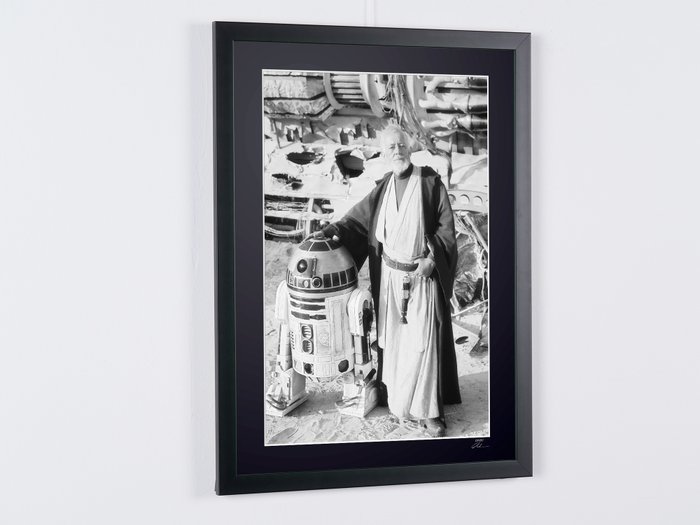 Star Wars Episode IV: A New Hope, Alec Guinness as « Ben Obi-Wan Kenobi » and R2-D2 - Fine Art Photography - Luxury Wooden Framed 70X50 cm - Limited Edition Nr 01 of 30 - Serial ID 20016 - Original Certificate (COA), Hologram Logo Editor and QR Code - 100% New items.