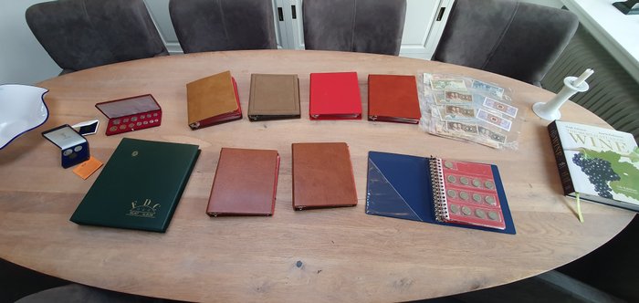 Verden. Lot of 8 folders full of many different world coins  (Ingen mindstepris)