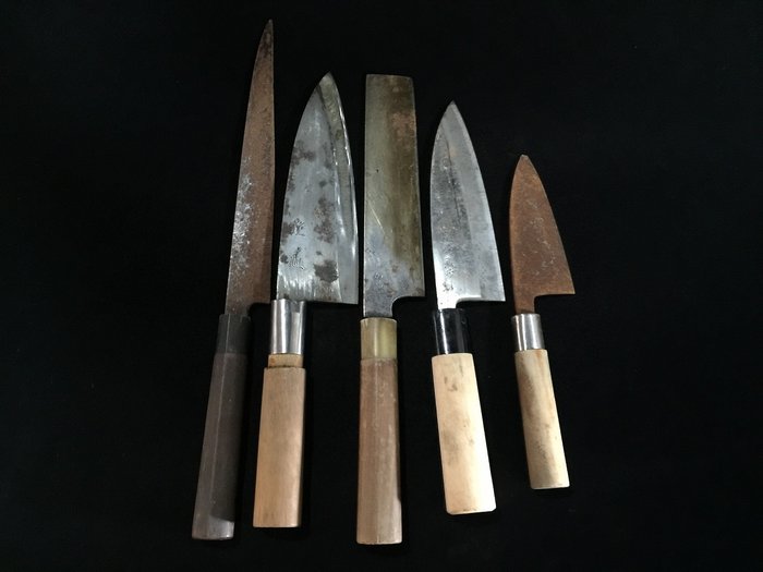 Set of 5 / Japanese Vintage Kitchen Knife / 柳刃 YANAGIBA 菜切 NAKIRI 出刃 DEBA アジ切 AJIKIRI - Bordkniv (5) - Stål Træ