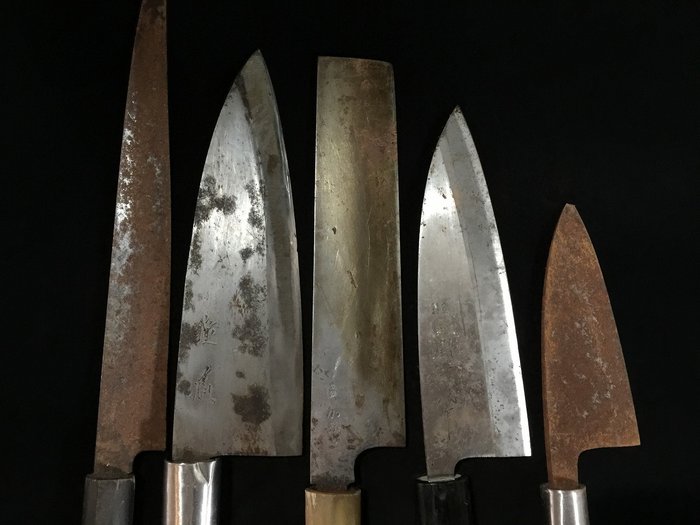 Set of 5 / Japanese Vintage Kitchen Knife / 柳刃 YANAGIBA 菜切 NAKIRI 出刃 DEBA アジ切 AJIKIRI - Bordkniv (5) - Stål Træ