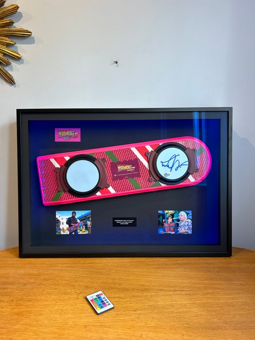 Tilbage til fremtiden - Part II - Replica Hoverboard, signed by Michael J. Fox (Marty) in Framed Deluxe Display - with COA