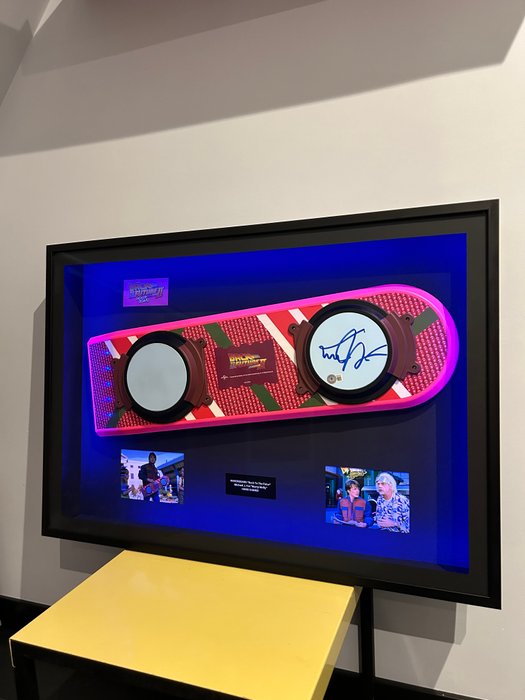 Tilbage til fremtiden - Part II - Replica Hoverboard, signed by Michael J. Fox (Marty) in Framed Deluxe Display - with COA