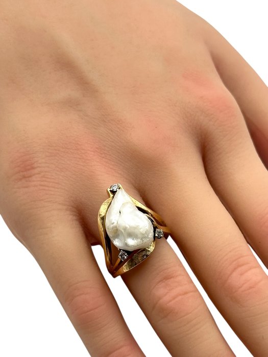 Ring - 14 karat Gulguld, Smuk 14K guld- og perlering omgivet af diamanter -  0.12ct. tw. Perle - Diamant