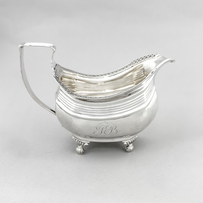 Crispin Fuller (1815) - Large oblong creamer raised on draped ball feet and trimmed with basket weave edge - Mælkekande - .925 sølv