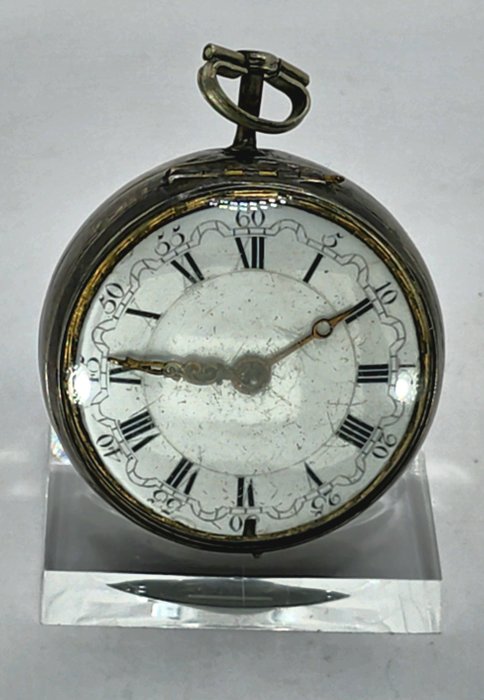 F P Krone  - Hohe frühe Sackuhr - Arcadenziffernblatt - Kloben mit Hirsch + Eichhörnchen - England omkring 1740