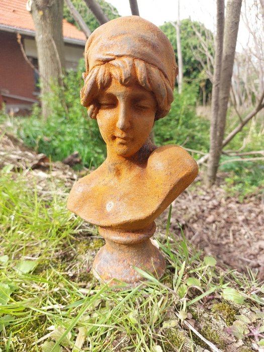 Statue, statue in cast metal female bust - 26 cm - Støbejern