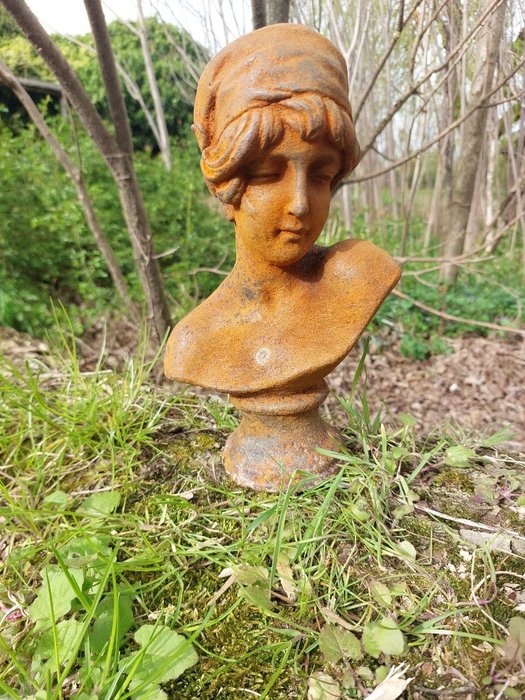 Statue, statue in cast metal female bust - 26 cm - Støbejern