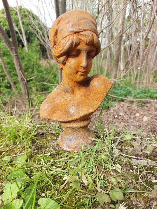 Statue, statue in cast metal female bust - 26 cm - Støbejern