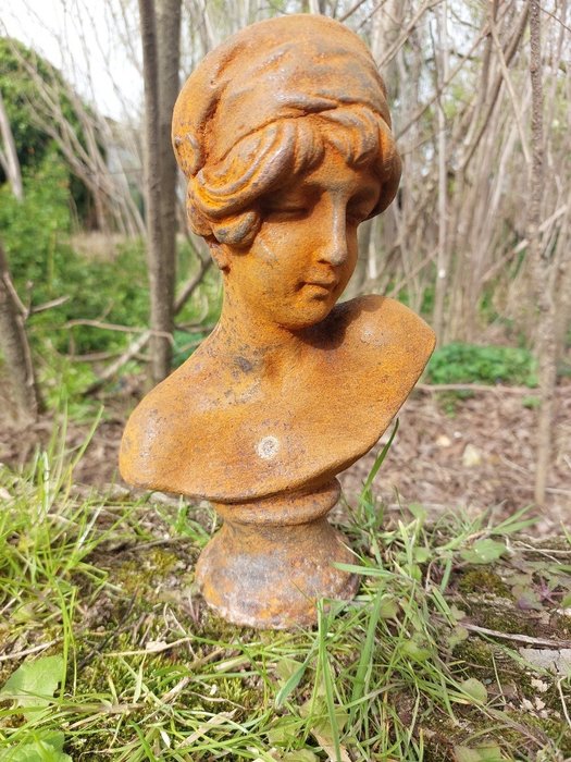 Statue, statue in cast metal female bust - 26 cm - Støbejern