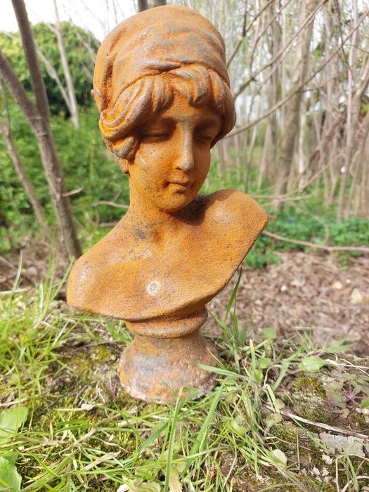 Statue, statue in cast metal female bust - 26 cm - Støbejern