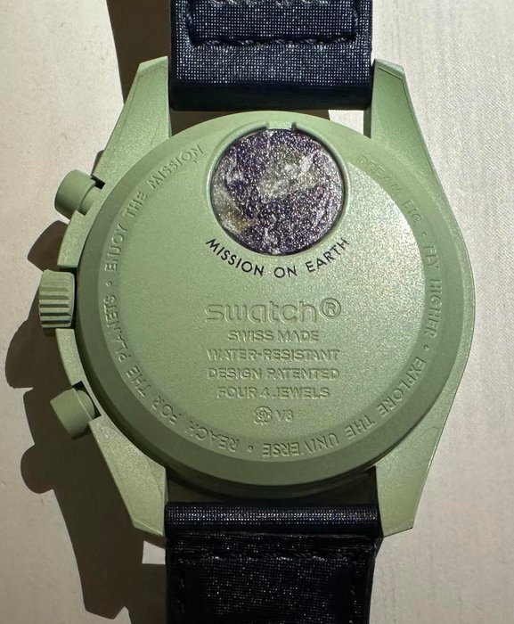 Swatch - MoonSwatch - Mission on Earth - Ingen mindstepris - SO336100 - Unisex - 2020+